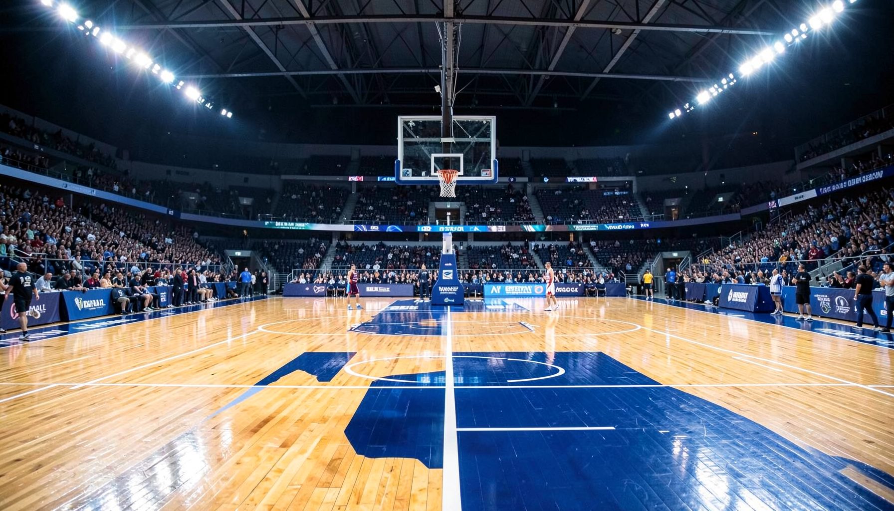 Cancha de básquet profesional con el piso de madera brillante bajo luces de estadio, dominan tonos azul marino y blanco, atmósfera intensa de competencia